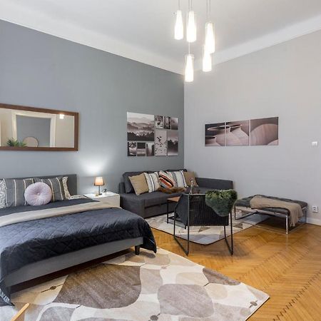 Spacious & Cozy Downtown Apartment With Balcony Budapest Eksteriør billede