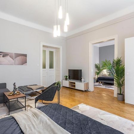 Spacious & Cozy Downtown Apartment With Balcony Budapest Eksteriør billede