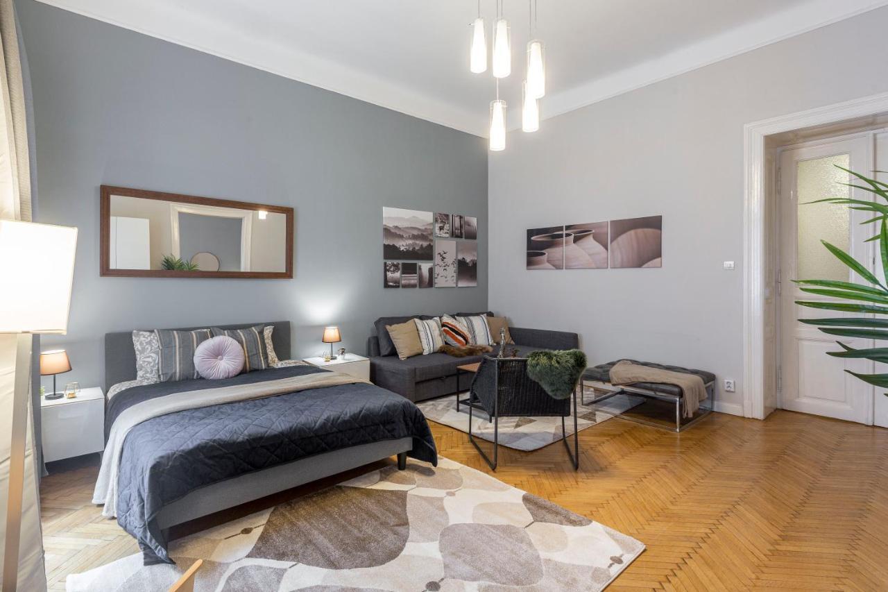 Spacious & Cozy Downtown Apartment With Balcony Budapest Eksteriør billede