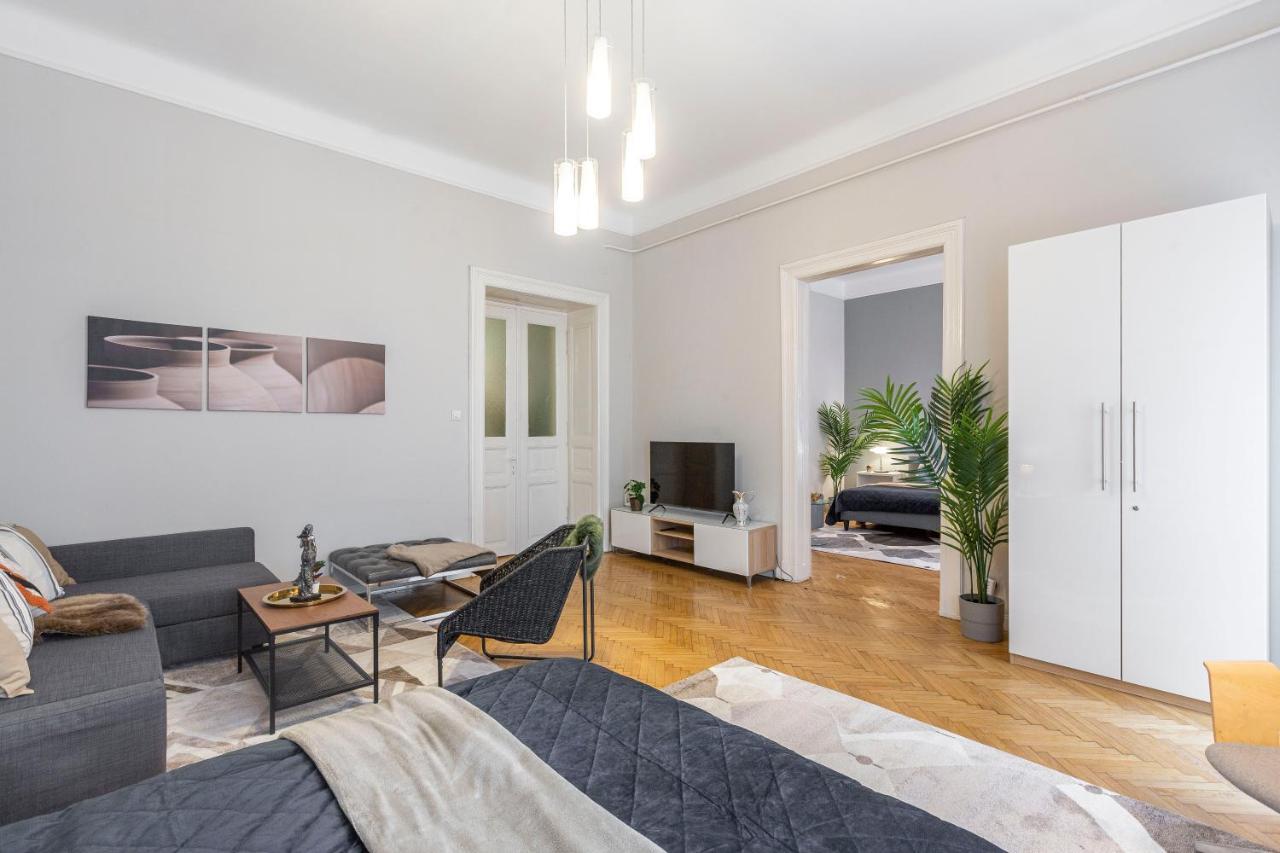 Spacious & Cozy Downtown Apartment With Balcony Budapest Eksteriør billede