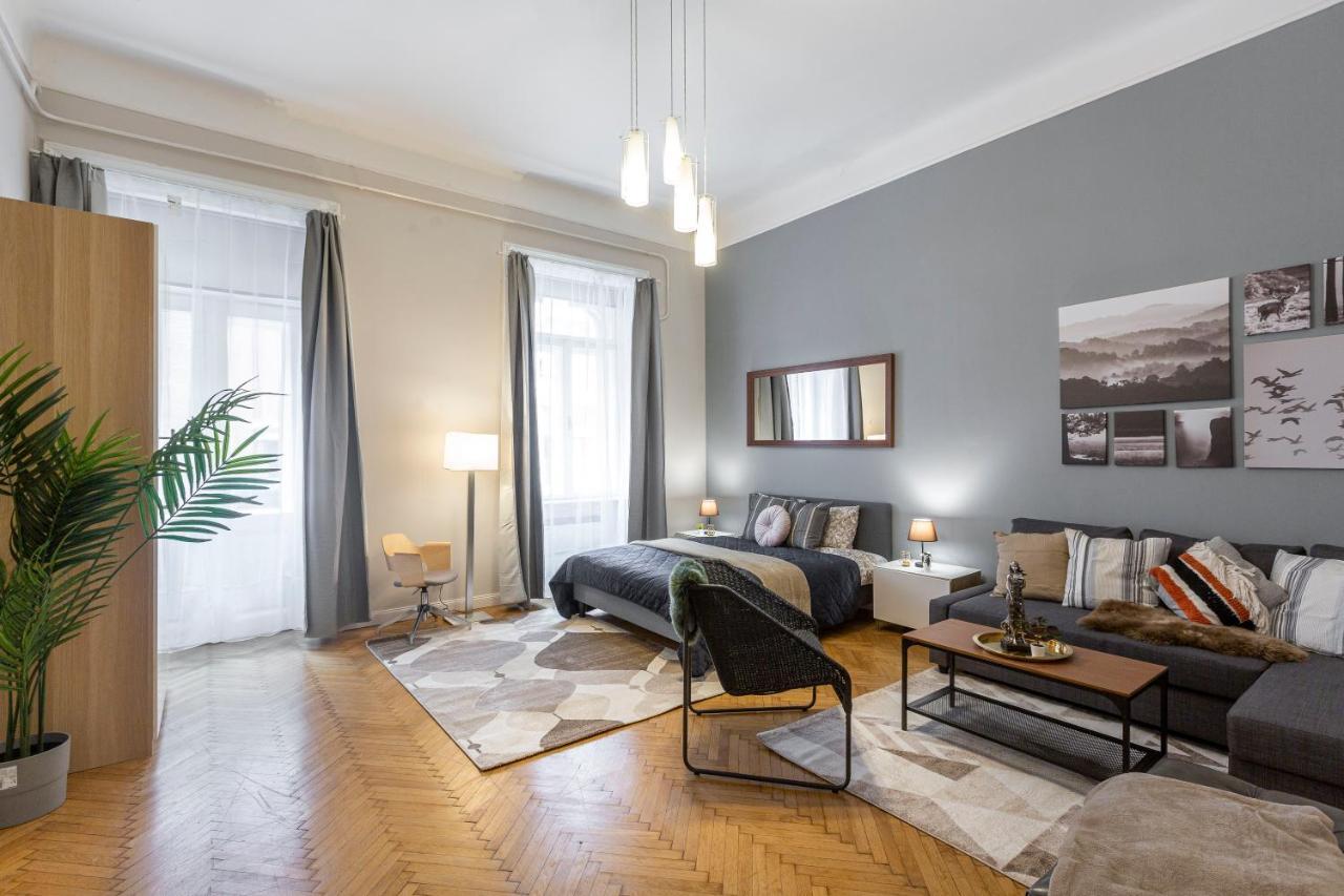 Spacious & Cozy Downtown Apartment With Balcony Budapest Eksteriør billede