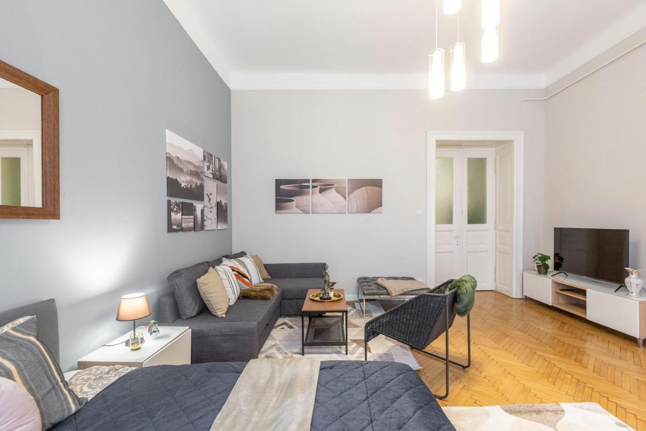 Spacious & Cozy Downtown Apartment With Balcony Budapest Eksteriør billede