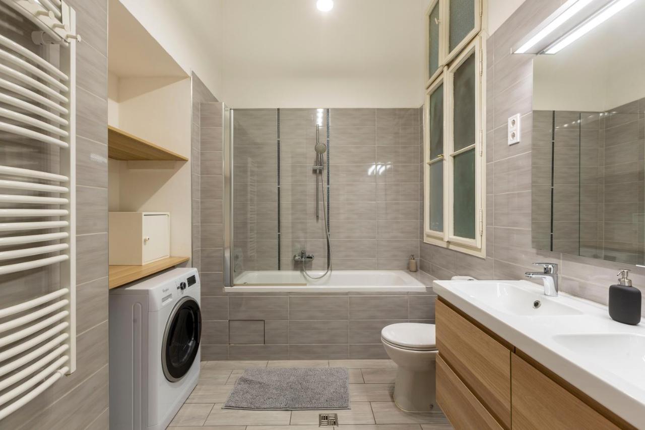 Spacious & Cozy Downtown Apartment With Balcony Budapest Eksteriør billede